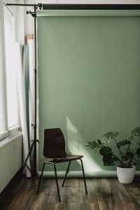Recent studio scene✨ With a new backdrop color! Come in and take a seat. Book your portrait session through the link in bio. #studioshoot #portraitsession #portretfotografie