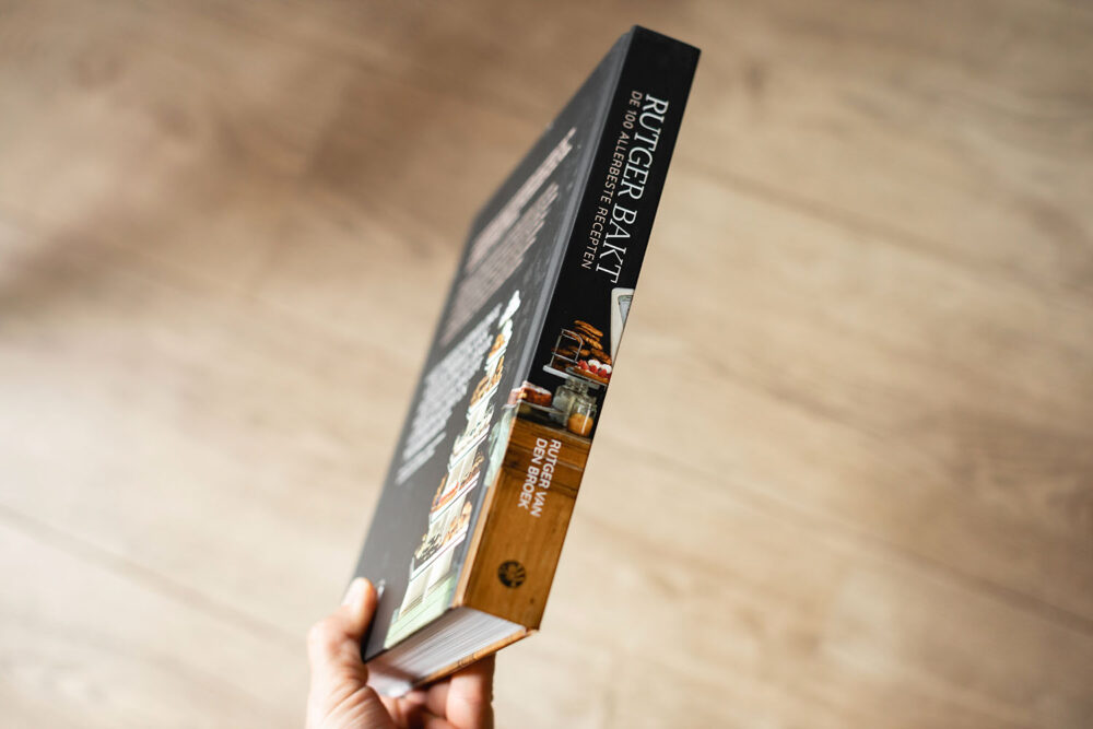 Jurriaan Huting Huting.net fotograaf Food fotografie Nijmegen Fotoshoot | Cover kookboek 'Rutger bakt de 100 allerbeste recepten' Rutger van den Broek Hilversum Heel Holland Bakt Carrera Culinair Uitgeverij Carrera - Overamstel uitgevers
